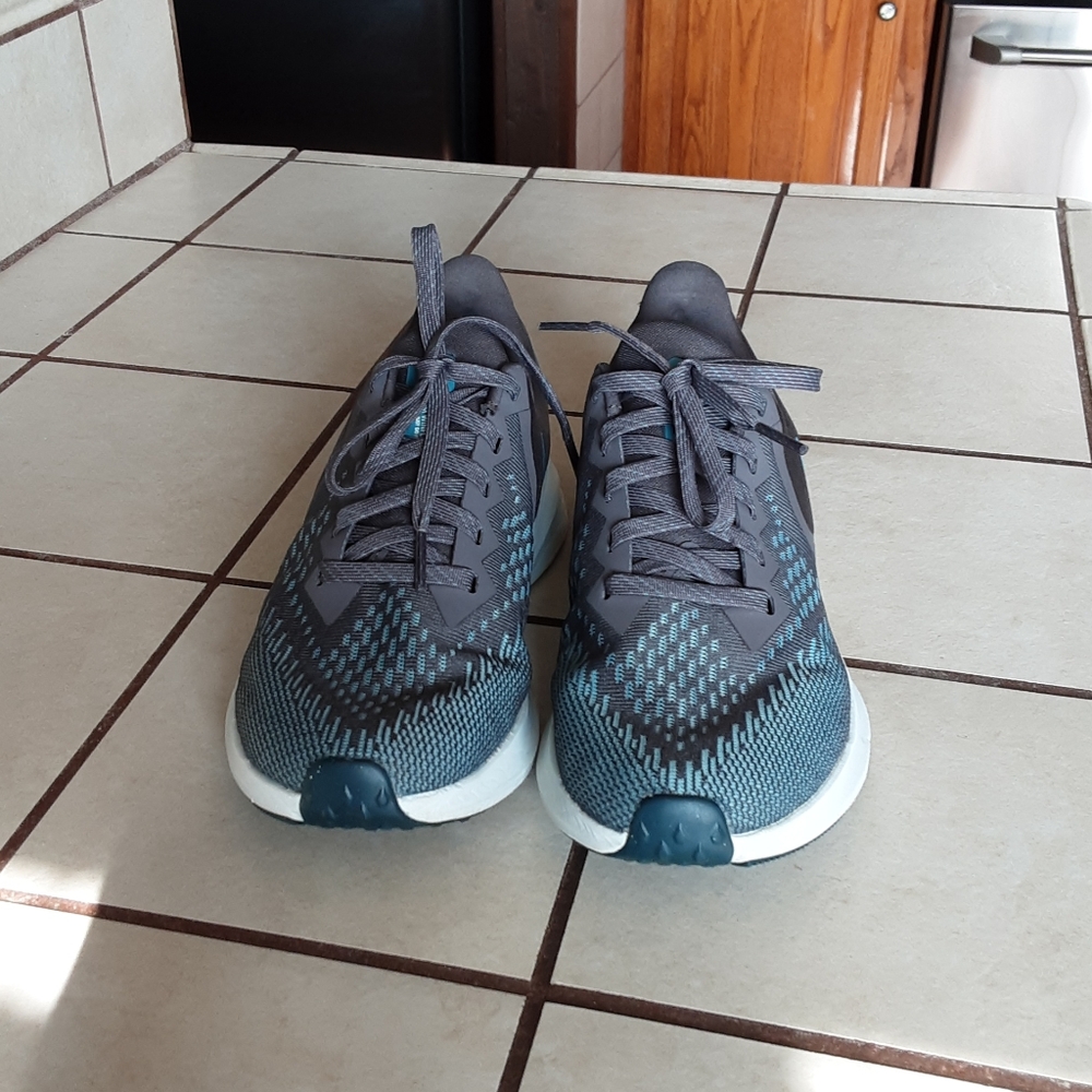 NIKE ZOOM GRAY GREEN TENIS